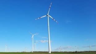 Windräder spalten die Meinungen: Konkret stört die Gegner an den Windrädern der Infraschall, das ...