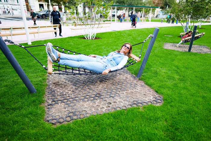 Gemütlich abhängen im neuen Naschpark: Stadträtin Ulli Sima (SPÖ) testete die Hängematte als ...