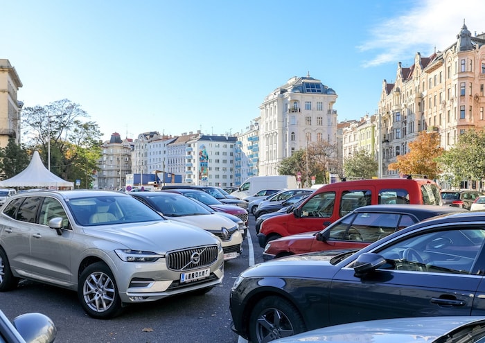 Ein Relikt aus den 70er-Jahren: Der Parkplatz am Naschmarkt war bis 1972 Teil des Marktgebiets ...