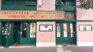 Wie die Kinobetreiber herausfanden, verbarg sich unter dem bisherigen Verputz die originale ...