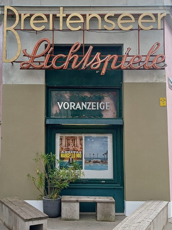 Auch der Schriftzug an der Seitenfront des Kinos wurde wiederhergestellt.