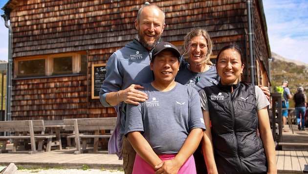 Die Hüttenwirte Tom Burger und Evelyn Matejka mit ihren Mitarbeitern aus dem Himalaya