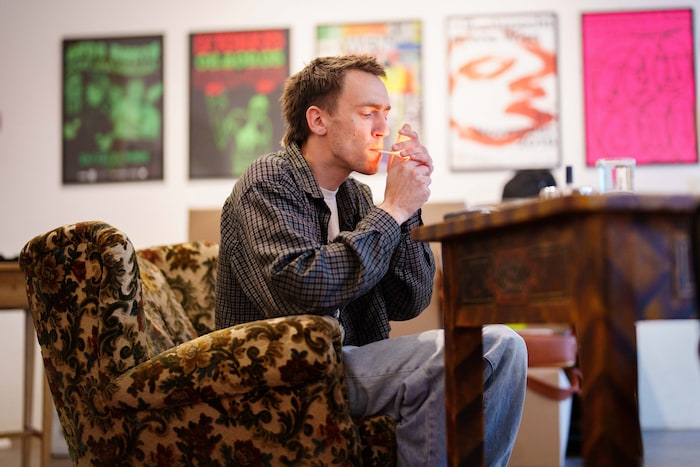 Anda Morts gönnt sich im Gespräch mit „Krone“-Redakteur Robert Fröwein eine Selbstgewutzelte.