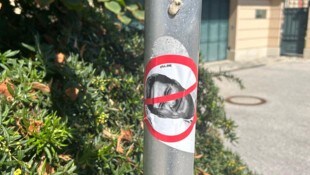 Die Aufkleber der Sozialistischen Jugend mit dem durchgestrichenen Gesicht des Bürgermeisters ...