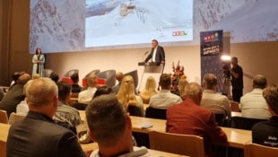 Zahlreiche Branchenvertreter waren nach Alpbach gekommen – hier die Begrüßung durch ...