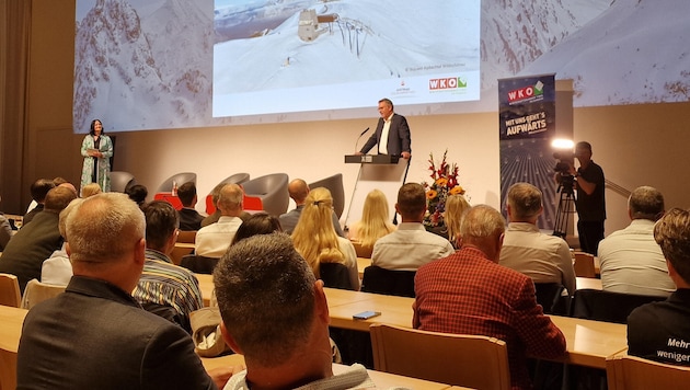 Zahlreiche Branchenvertreter waren nach Alpbach gekommen – hier die Begrüßung durch ...