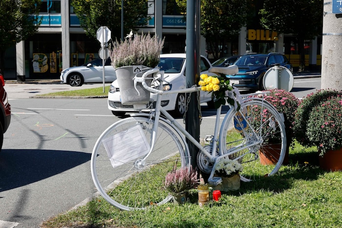 Das aufgestellte „Ghost Bike“ soll an auf der Straße getötete Radler erinnern.