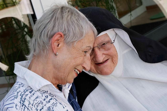 Christina Wirtenberger (links) appelliert mit Freundinnen an die geistliche Obrigkeit der drei ...