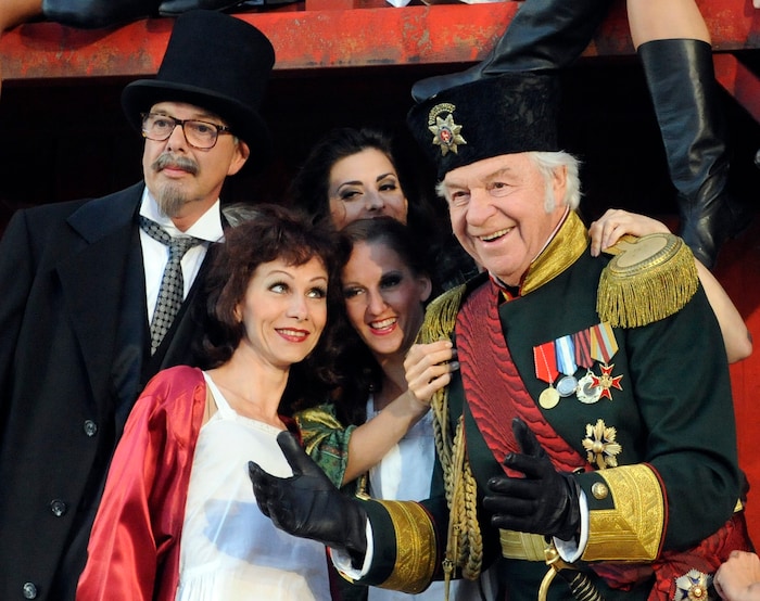 Aus dem Archiv: Harald Serafin (r.) 2010 als „Großfürst“ in „Der Zarewitsch“ bei den ...