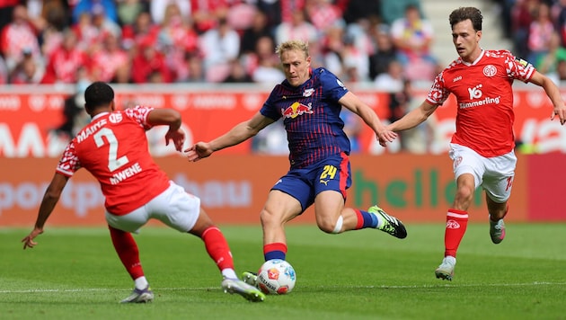 Xaver Schlager (Mitte) droht eine wochenlange Zwangspause.