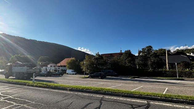 Auf diesem Platz soll der Busbahnhof entstehen, wo auch die WC-Anlage zu finden sein wird