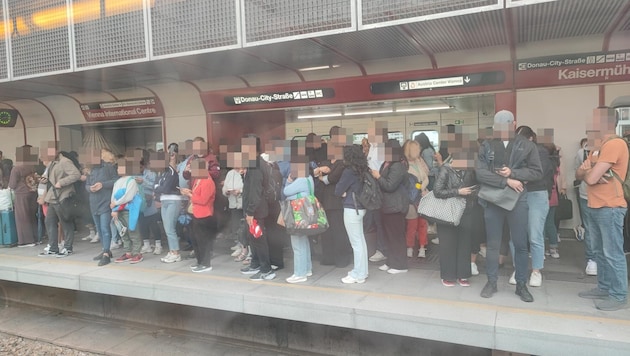Zahlreiche Fahrgäste warteten bei der Station VIC auf die nächste U-Bahn.