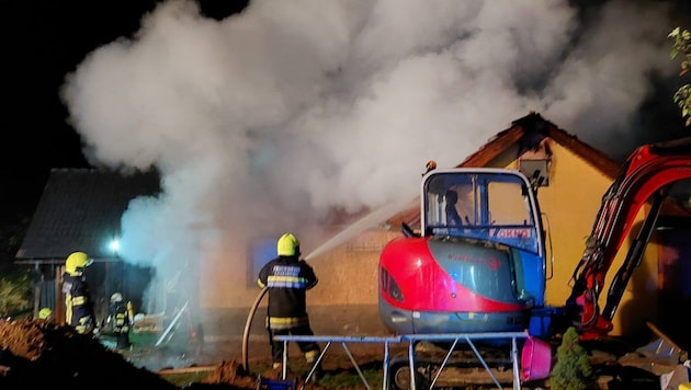Ein sich im Umbau befindliches Wohnhaus ging in Flammen auf.