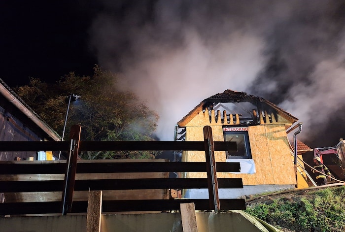 Das Wohnhaus befindet sich laut Polizei im Umbau. Im Bereich des Dachstuhls fing das Haus Feuer.