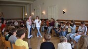 Die älteren Schüler unterstützen die Jüngsten im neuen Schulalltag und stehen ihnen mit Tipps ...
