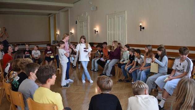 Die älteren Schüler unterstützen die Jüngsten im neuen Schulalltag und stehen ihnen mit Tipps ...