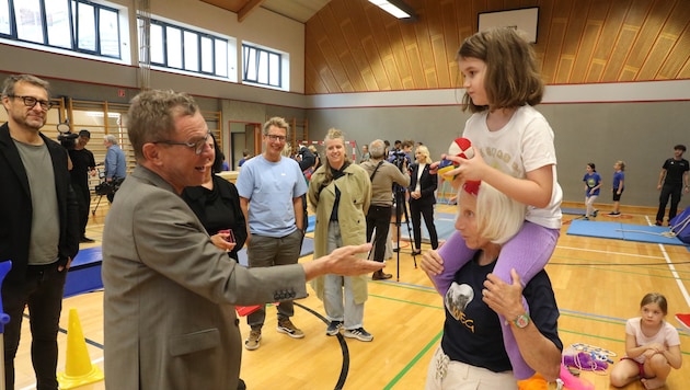 In der Volksschule Mondweg in Wien wird fleißig geturnt.