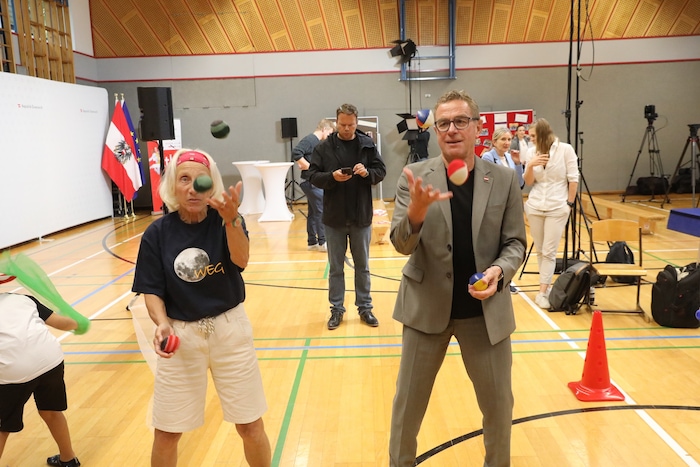 Rangnick probiert sich als Jongleur.