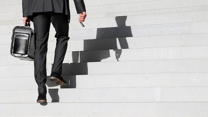 Zwei angeklagte Anzugträger im Salzburger Landesgericht. (Symbol)