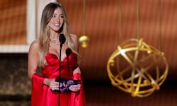 Bei den Emmy-Awards war sie in ihrem roten Kleid der Hingucker! Jetzt bietet ihr Bollywood über ...