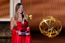 Bei den Emmy-Awards war sie in ihrem roten Kleid der Hingucker! Jetzt bietet ihr Bollywood über ...