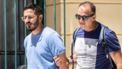 Shimon Yehuda HayutLeviev bei einer Festnahme im Juli 2019 in griechischen Hauptstadt Athen