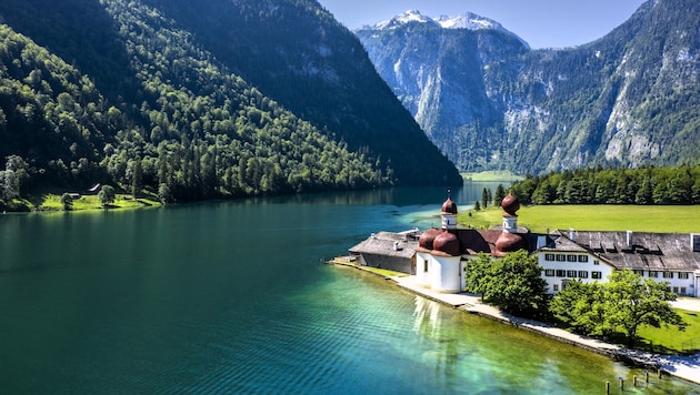 Im Nationalpark Berchtesgaden präsentiert sich der Königssee fjordartig und klar.