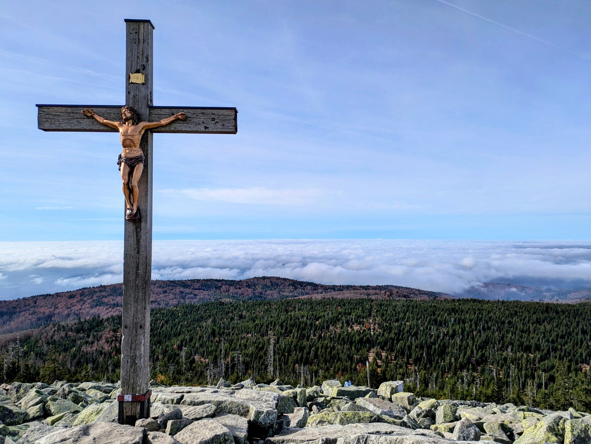Vom Gipfel des Lusen eröffnet sich ein weiter Blick über die Urwälder des Bayerischen Waldes bis ...