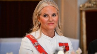 Ob sie sich die royale Skandal-Doku ihrer Schwägerin Märtha Louise anschauen wird, weiß ...
