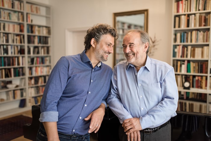 Jonas Kaufmann (links) singt Helmut Deutsch ein ganz besonderes Ständchen zum 80. Geburtstag.