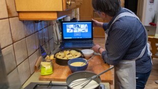 Eine Mitarbeitern bereitet Buchteln für die Gäste der Vollpension vor. 