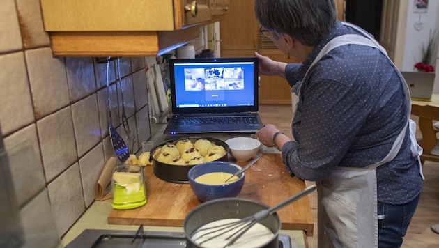Eine Mitarbeitern bereitet Buchteln für die Gäste der Vollpension vor.