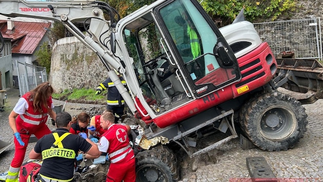Der Bagger rutschte in Greifenburg in die Mulde und klemmte einen Bauarbeiter ein.