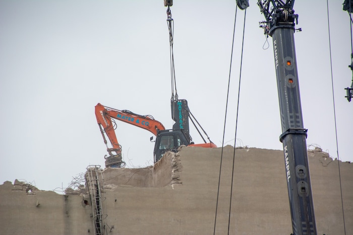 Ein Arbeitsplatz in luftiger Höhe: Stück für Stück fallen so die beiden Türme.