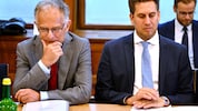SPÖ-Finanzminister Markus Marterbauer und ÖVP-Staatssekretär Alexander Pröll verhandeln Seite an ...