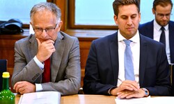 Die Gehaltsverhandlungen der Regierung – im Bild Finanzminister Markus Marterbauer (SPÖ) und ...