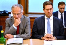 Die Gehaltsverhandlungen der Regierung – im Bild Finanzminister Markus Marterbauer (SPÖ) und ...