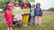 Trotz Regens viel Spaß: Franco Foda mit Stadtrat Manfred Eber (li.) und den Kindern des ...