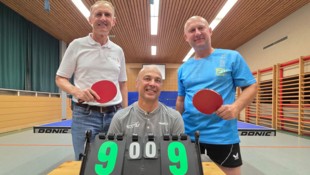 Markus Berger (vorne) zählt zu den Top-Schiedsrichtern. In Aschbach greift er aber gerne selbst ...