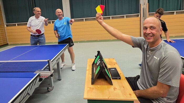 Mitunter muss Berger auch zu Karten greifen.