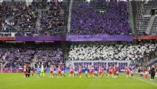 Mehr als 8000 Zuschauer, die Mehrheit im Lager von Austria Salzburg, verfolgten das ...