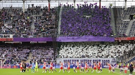 Mehr als 8000 Zuschauer, die Mehrheit im Lager von Austria Salzburg, verfolgten das ...