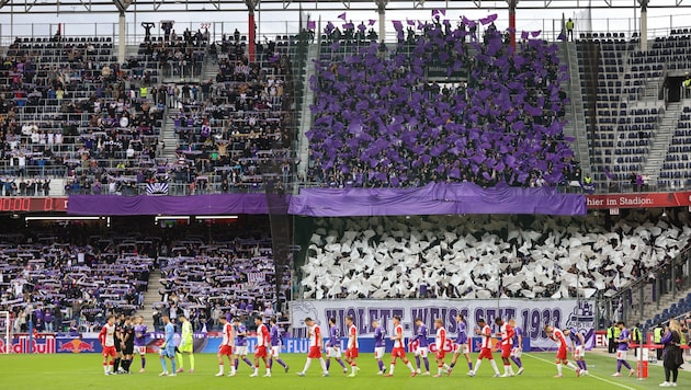 Mehr als 8000 Zuschauer, die Mehrheit im Lager von Austria Salzburg, verfolgten das ...