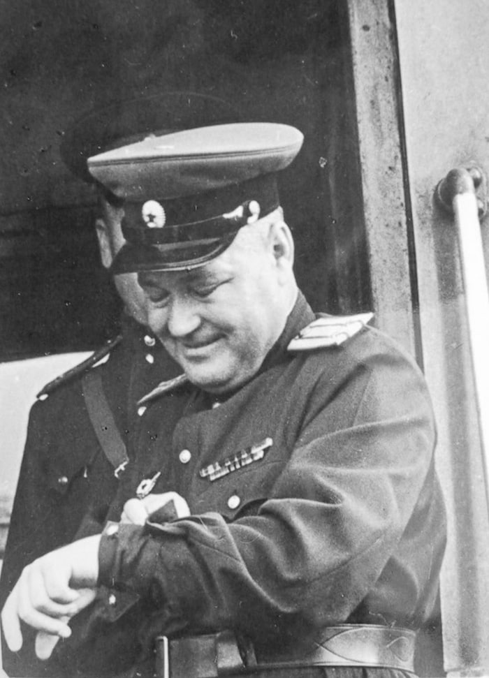 Der russische Oberstleutnant schaute auf die Uhr und sprach noch einmal zum österreichischen ...