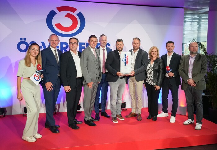 Mobilitätsminister Peter Hanke und Innenminister Gerhard Karner übergaben die Auszeichnung an ...