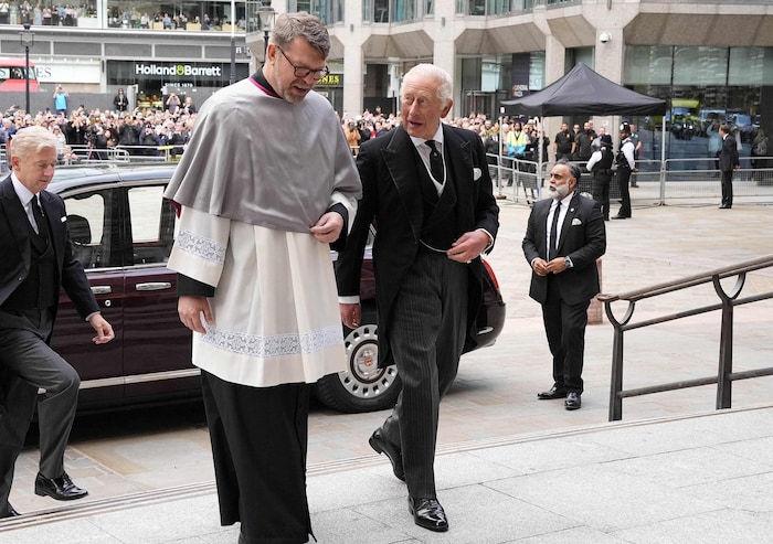 König Charles wird vom Dechand der Westminster Kathedrale, Pater Slawomir Witon empfangen.