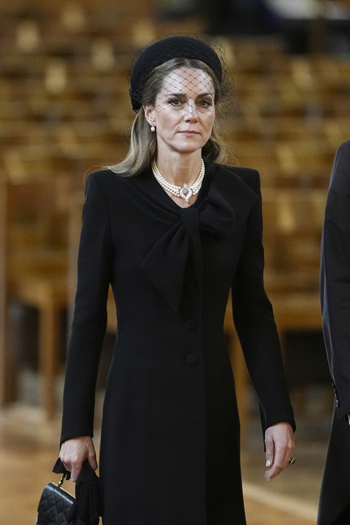 Prinzessin Kate trug ihr Perlenhalsband. Perlen gelten als Symbole der Trauer.