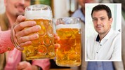 Nicht nur zugeprostet soll Ortschef Blum beim Feuerwehrfest haben. Er wehrt sich gegen die ...