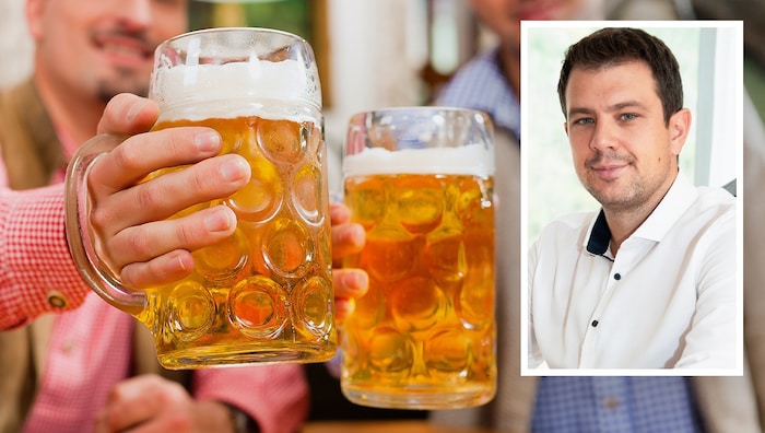 Nicht nur zugeprostet soll Ortschef Blum beim Feuerwehrfest haben. Er wehrt sich gegen die ...