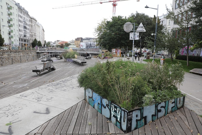 Von wegen Wohlfühloase: Kein Mistkübel und keine Sitzgelegenheit, die nicht beschmiert ist. Die ...